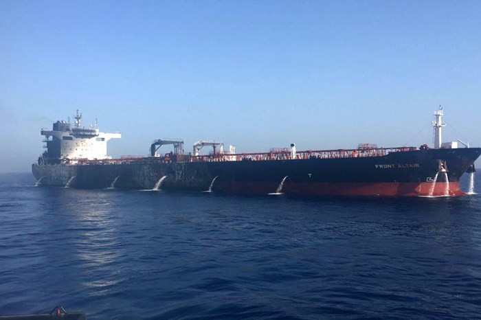 Tàu chở dầu Front Altair sau khi bốc cháy ở Vịnh Oman