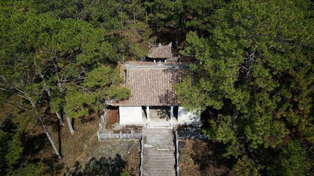 Khu lăng mộ ông Nguyễn Hữu Hào, cha của Nam Phương hoàng hậu được xây dựng trên một ngọn đồi ở Đà Lạt.