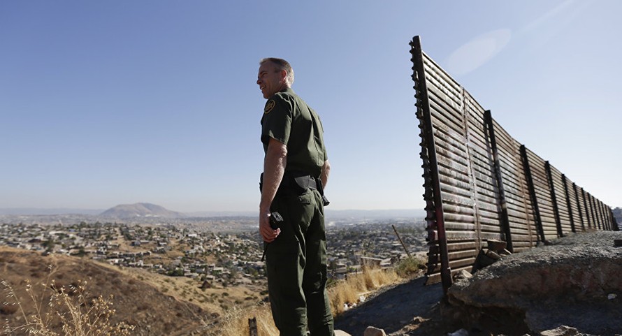 Nhân viên tuần tra biên giới Mỹ tại biên giới với Mexico. Ảnh: AP