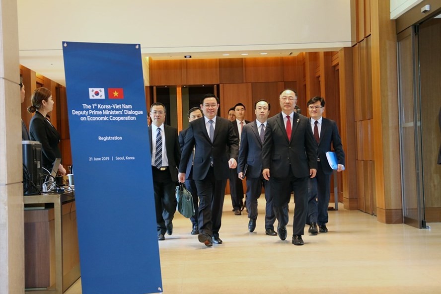 Phó Thủ tướng Vương Đình Huệ và Phó Thủ tướng Hàn Quốc Hong Nam-ki. Ảnh: Thành Chung.