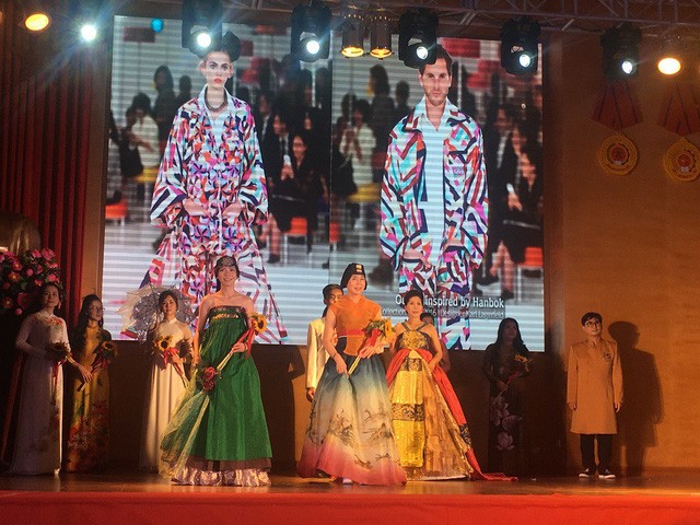 Áo dài và Hanbok cùng xuất hiện trên sân khấu Passion Show in Hanoi. Nguồn: kinhtedothi