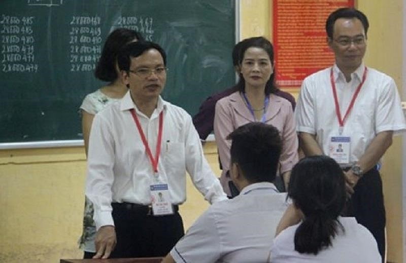 Ông Mai Văn Trinh kiểm tra công tác tổ chức thi tại Thanh Hóa.