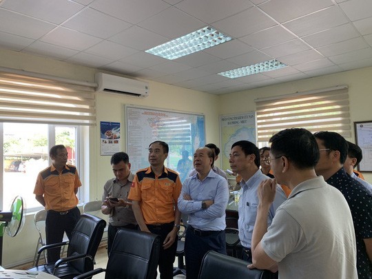 Thứ trưởng Bộ GTVT Nguyễn Văn Công chỉ đạo công tác tìm kiếm cứu nạn