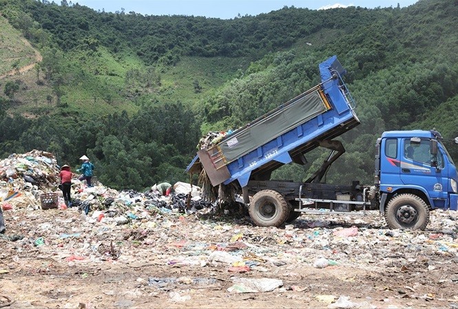 Mỗi ngày bãi rác Khánh Sơn nhận khoảng 1.100 tấn rác. Ảnh: N.Ð