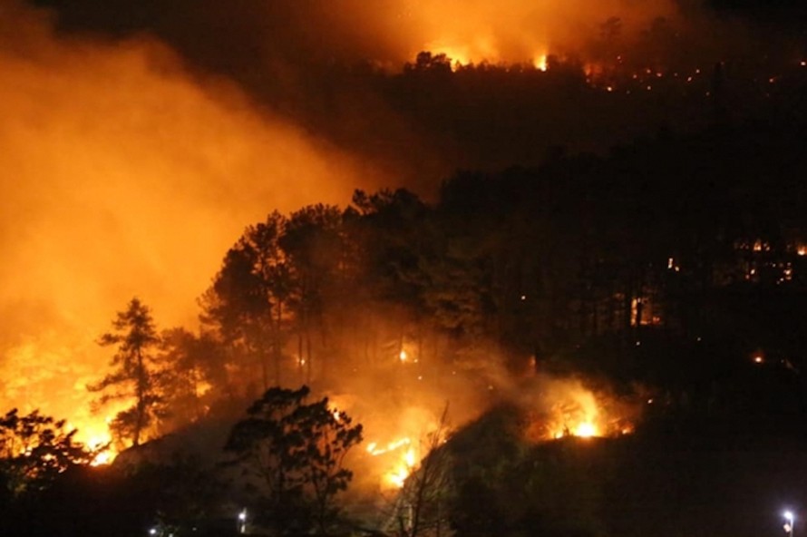 Ngọn lửa bùng phát dữ dội cháy rừng ở Hương Sơn, Hà Tĩnh