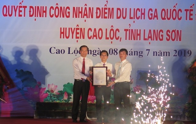 Lãnh đạo UBND tỉnh Lạng Sơn trao quyết định công nhận điểm du lịch Ga Đồng Đăng cho huyện Cao Lộc.