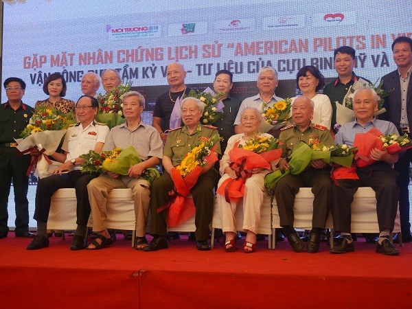 Ban Tổ chức tặng hoa tri ân các nhân chứng tiêu biểu và mẹ Doãn Thị Ngọc Trâm (thân mẫu anh hùng liệt sĩ Đặng Thùy Trâm).