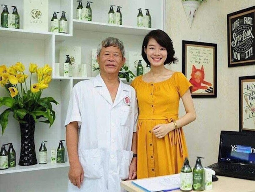 Bà Hoàng Kim Ngọc - Giám đốc Công ty Laco (bên phải) trong một hình ảnh quảng cáo sản phẩm Dầu gội, dầu xả Amla 