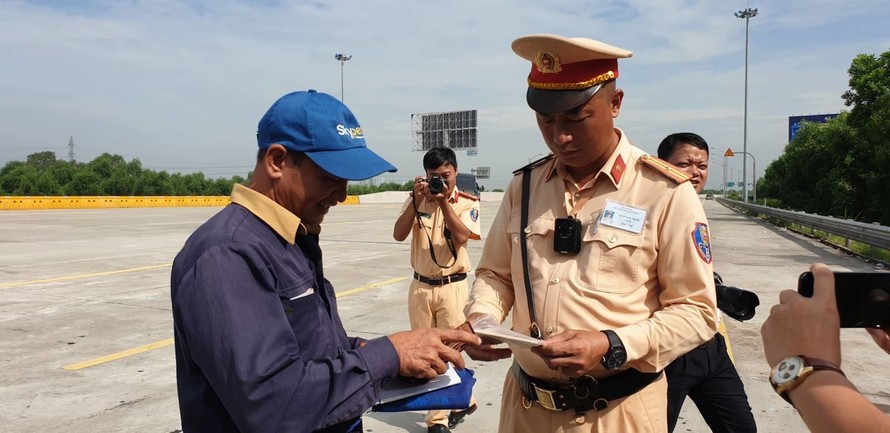CSGT dừng xe kiểm tra giấy tờ của lái xe container trên tuyến cao tốc Hà Nội - Hải Phòng. Ảnh: Văn Huế.