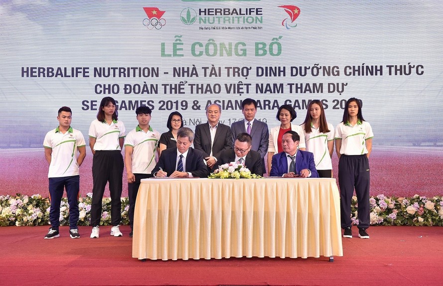 Nghi thức ký kết tài trợ giữa VOC - VPA và Herbalife Việt Nam