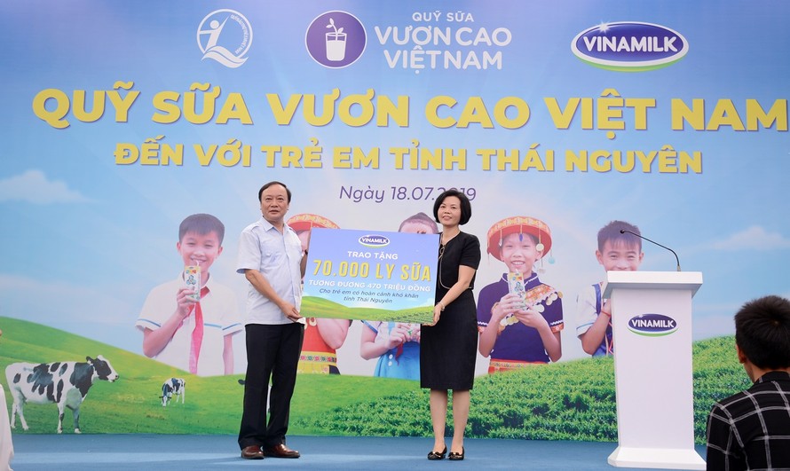 Bà Bùi Thị Hương, Giám đốc Điều hành Nhân sự, Hành chính & Đối ngoại (NS,HC&ĐN) của Vinamilk trao tặng bảng tượng trưng 70.000 ly sữa tương đương 470 triệu đồng cho 780 em học sinh có hoàn cảnh khó khăn tại Thái Nguyên.