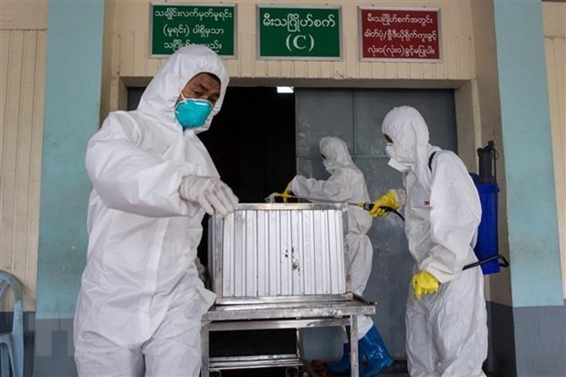 Chuyển thi thể một bệnh nhân tử vong do mắc cúm H1N1 tại Yangon, Myanmar, ngày 22/6/2019. (Nguồn: AFP/TTXVN)