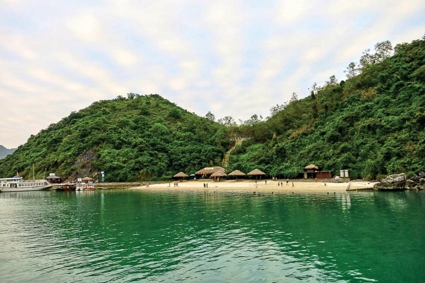Bãi tắm Soi Sim là một trong hai bãi tắm hấp dẫn nhất của vịnh Hạ Long.