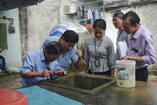 Lãnh đạo Sở Y tế kiểm tra bể chứa nước tại một khu nhà trọ trên địa bàn phường Minh Khai.