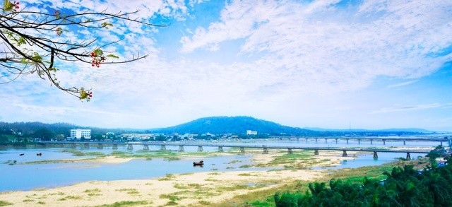 Toàn cảnh sông Trà Khúc, xa xa là núi Thiên Ấn (Ảnh: Báo Quảng Ngãi)