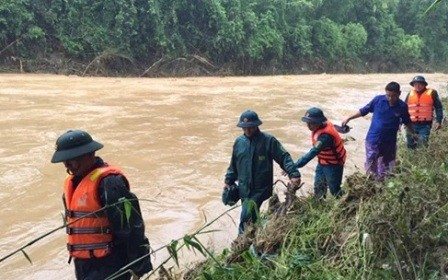 Cán bộ, chiến sĩ Bộ Chỉ huy quân sự tỉnh Thanh Hóa tìm kiếm người mất tích dọc sông Luồng ở huyện Quan Sơn. (Ảnh: Báo Thanh Hóa).