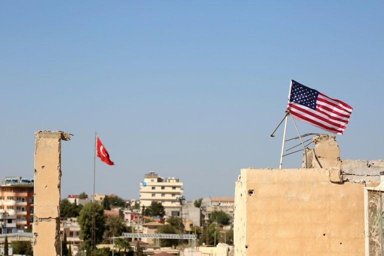 Cờ Thổ Nhĩ Kỳ và Mỹ tung bay vào ngày 17/9/2016 trên làng Tal Abyad của Syria. (Ảnh: AFP)