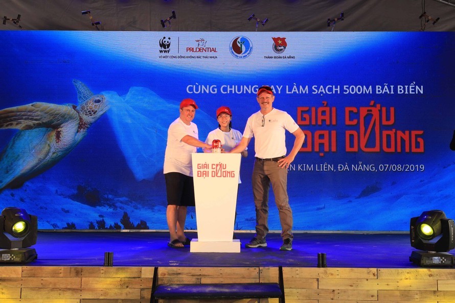 Đại diện Prudential Việt Nam, WWF Việt Nam và Chi cục Bảo Vệ Môi Trường Tp. Đà Nẵng khởi động sự kiện Giải Cứu Đại Dương