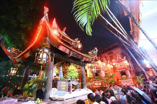 Người dân tham gia lễ cầu an, báo hiếu tại chùa Phúc Khánh (Hà Nội). Ảnh: Quang Quyết/TTXVN