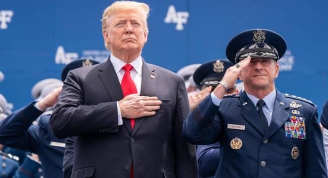 Tổng thống Donald Trump và Tham mưu trưởng không quân Mỹ David Goldfein (phải) - Ảnh: Nhà Trắng