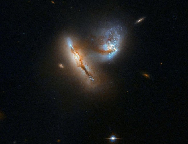 Bức ảnh hiếm được NASA ghi lại bằng kính thiên văn Hubble Space, cho thấy hai thiên hà đang xé toạc nhau do lực hấp dẫn và chuẩn bị va chạm. Ảnh: Europian Space Agency/NASA.