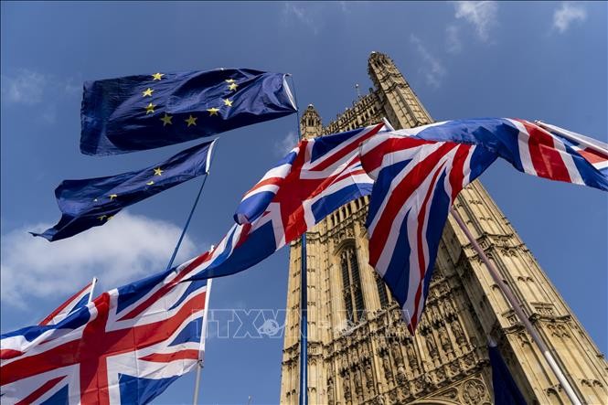 Cờ Anh (phía dưới) và cờ EU (phía trên) tại thủ đô London, Anh, ngày 28/3/2019. Ảnh: AFP/TTXVN