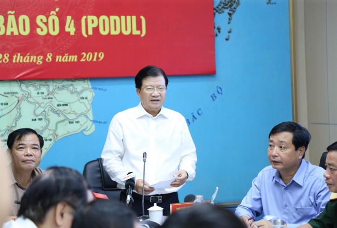 Phó Thủ tướng Trịnh Đình Dũng yêu cầu các địa phương chủ động cấm biển, di dân khỏi khu vực nguy hiểm ứng phó vơi bão số 4.