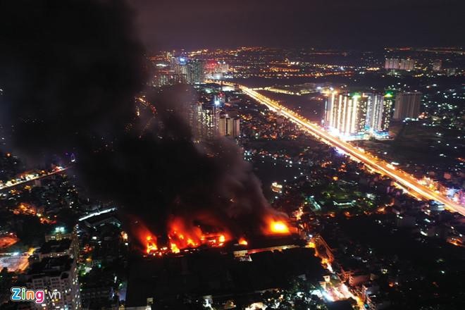 Đám cháy vào 18h hôm qua tại nhà xưởng của Công ty Bóng đèn Phích nước Rạng Đông.