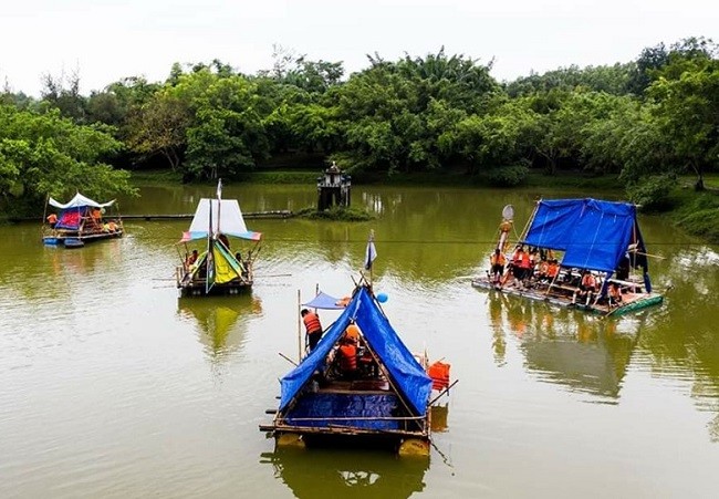 Du khách rất thích tham gia các trò chơi dưới nước tại khu du lịch Cao Minh. 