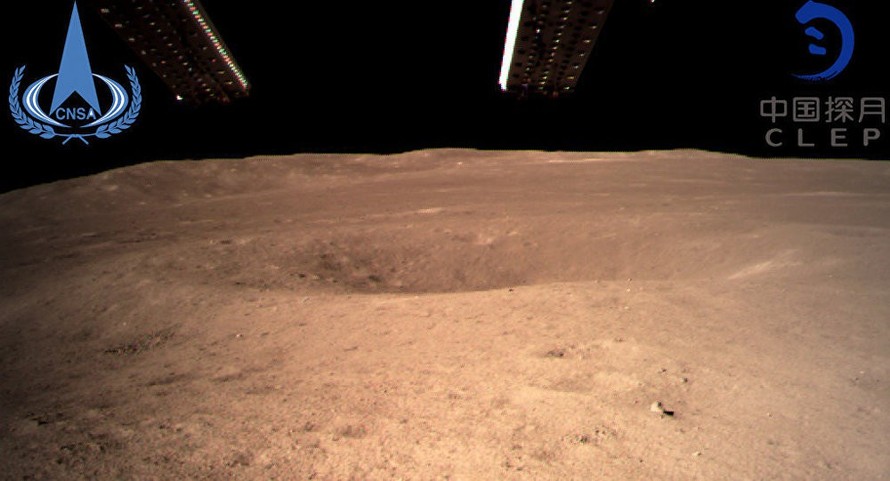 Bức ảnh đầu tiên về bề mặt không nhìn thấy được của Mặt Trăng do tàu Thường Nga chụp lại (ảnh: Cơ quan vũ trụ quốc gia Trung Quốc)
