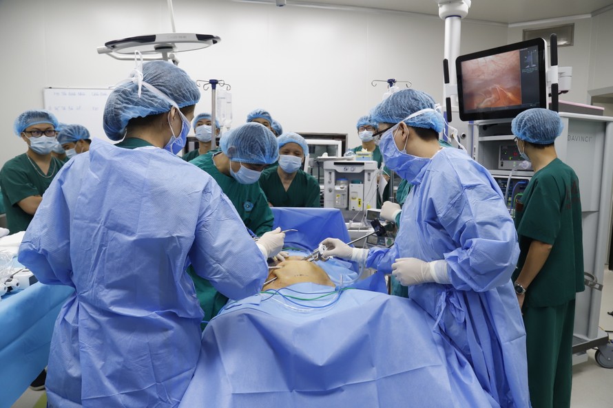 E kip phẫu thuật của Bệnh viện K ứng dụng hệ thống Robot Da Vinci Xi hiện đại nhất thế giới vào phẫu thuật nạo vét hạch ung thư đại trực tràng cho bệnh nhân