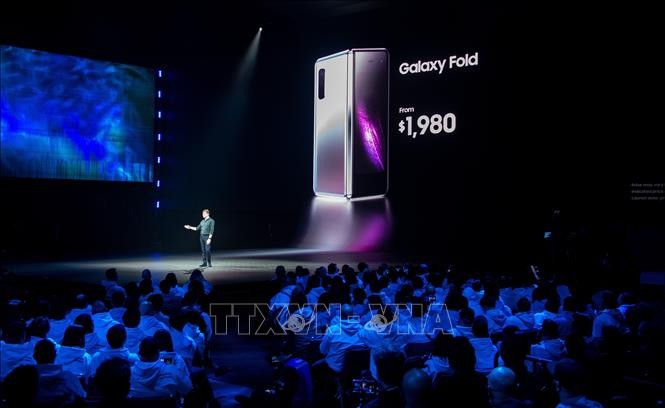 Mẫu điện thoại gập Galaxy Fold của Samsung được giới thiệu tại San Francisco, California, Mỹ, ngày 20/2/2019. Ảnh: AFP/TTXVN