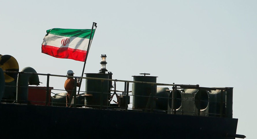 Quốc kỳ Iran được treo cao trên tàu Adrian Darya 1 sau khi tàu này được chính quyền Gibraltar thả tự do.