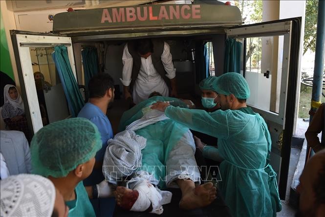 Chuyển nạn nhân bị thương trong vụ đánh bom liều chết ở Kabul, Afghanistan, ngày 17/9/2019. Ảnh: AFP/TTXVN