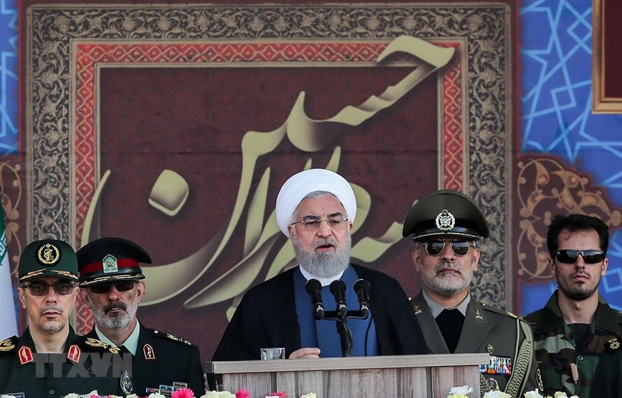 Trong ảnh: Tổng thống Iran Hassan Rouhani (giữa) phát biểu tại lễ diễu binh kỷ niệm cuộc chiến tranh Iran - Iraq, tại Tehran ngày 22/9/2019. (Nguồn: AFP/TTXVN)