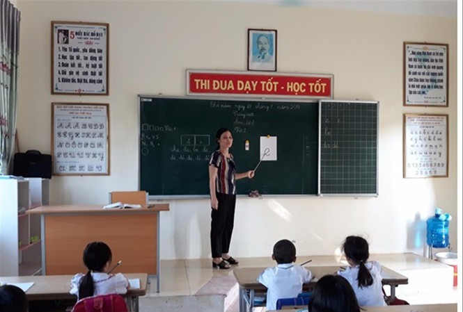 Giáo viên tại Vĩnh Phúc trong một giờ dạy Tiếng Việt 1 - công nghệ