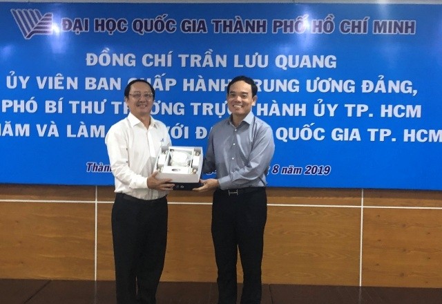 Phó Bí thư Thường trực Thành ủy TP Hồ Chí Minh Trần Lưu Quang (phải) và Giám đốc ĐHQG TP Hồ Chí Minh Huỳnh Thành Đạt tại buổi làm việc năm 2019.