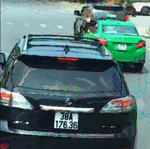 Chiếc xe Lexus mang BKS 38A 176.36 lưu thông trên đường Quang Trung, TP Vinh vào trưa 4/10.