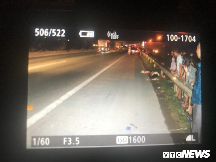 Hiện trường vụ tai nạn giao thông nghiêm trọng khiến hai người chết, một người bị thương nặng trên cao tốc Hà Nội - Bắc Giang.