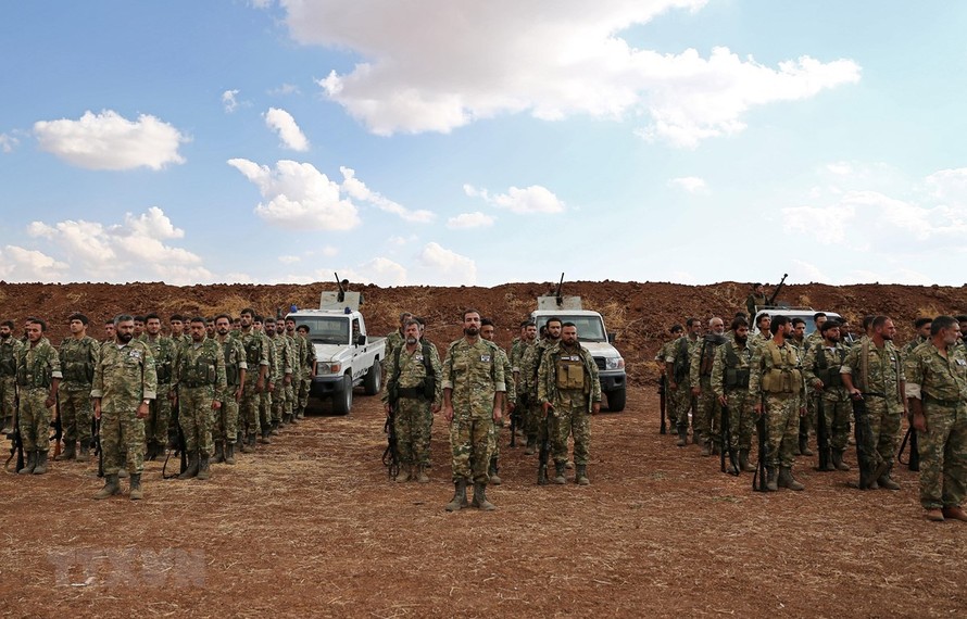 Các tay súng Syria ủng hộ Thổ Nhĩ Kỳ tập trung ở khu vực biên giới phía Bắc tỉnh Aleppo (Syria), ngày 7/10/2019. (Nguồn: AFP/TTXVN)