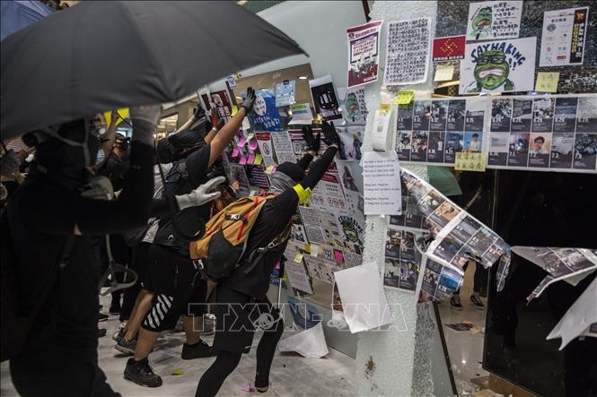 Người biểu tình quá khích phá hoại tại một trung tâm thương mại ở Sha Tin, Hong Kong (Trung Quốc) ngày 22/9/2019. Ảnh: AFP/TTXVN