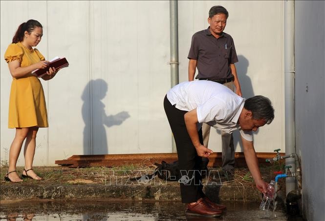 Đoàn kiểm tra liên ngành thành phố Hà Nội lấy mẫu nước tại Công ty Cổ phần Đầu tư nước sạch sông Đà để thực hiện xét nghiệm. Ảnh TTXVN phát