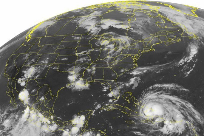 Hình ảnh từ Vệ tinh NOAA cho thấy cơn bão Irene có sức gió lên đến 185 km/giờ. Ảnh: AP