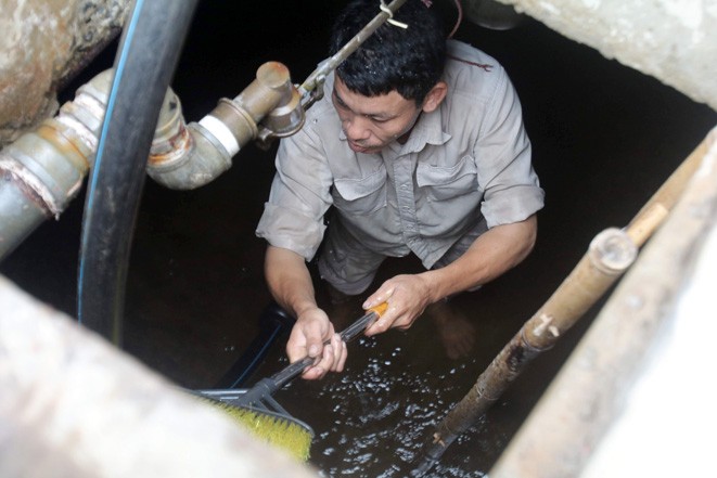 Các chung cư sử dụng nước sạch sông Đà đang gấp rút thau rửa bể nước. Ảnh: Lê Phú