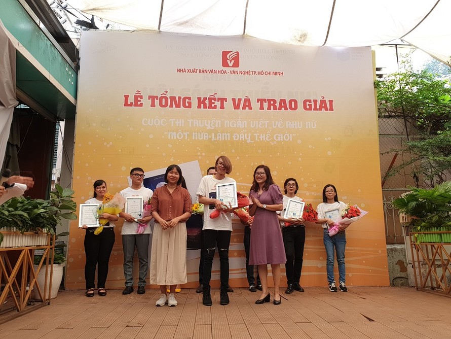 Nhà văn Nguyễn Ngọc Tư trao giải cho tác giả đoạt giải. Ảnh: Đoàn Xá