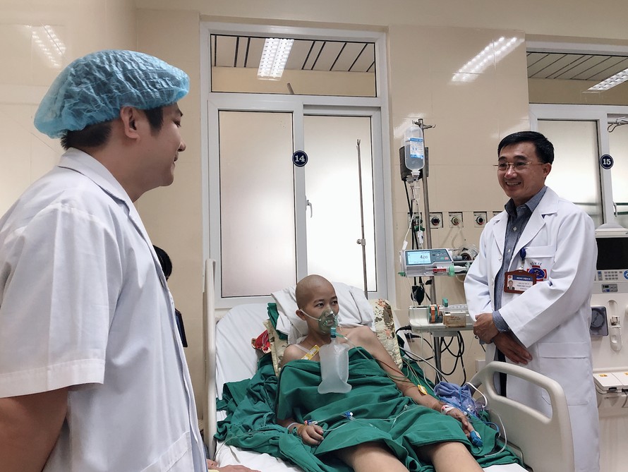 GS.TS Trần Văn Thuấn- Giám đốc Bệnh viện K thăm chị Nguyễn Thị Liên- bệnh nhân ung thư vú di căn giai đoạn cuối điều trị tại Bệnh viện K Tân Triều