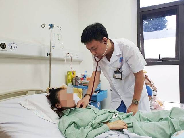 BSCK II. Nguyễn Đặng Khiêm thăm khám cho bệnh nhân sốt xuất huyết đang điều trị tại BV Hữu Nghị.