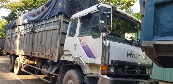 Chiếc xe tải và tang vật rác thải được bị tạm giữ tại cơ quan công an.