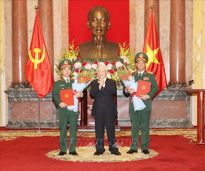 Tổng Bí thư, Chủ tịch nước Nguyễn Phú Trọng trao Quyết định thăng quân hàm Thượng tướng cho đồng chí Trần Quang Phương và đồng chí Đỗ Căn. Ảnh: Trí Dũng/TTXVN