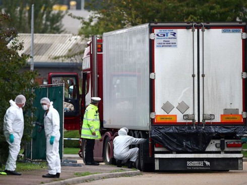 Cảnh sát đang kiểm tra chiếc xe tải chứa 39 thi thể. Ảnh: Reuters